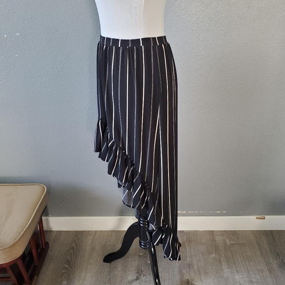 Express black and white high-low skirt (NWT) - Picture 2 of 6